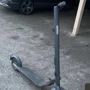 Elsparkcykel - Säljer denna för har ingen användning. Skriv för mer information 