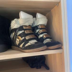 Marant skor i storlek 37 som är unika och skit coola säljer dom för 1500 nypris runt 5000 dom är i ganska använt sick🫶🏻🫶🏻är även öppen mot byten