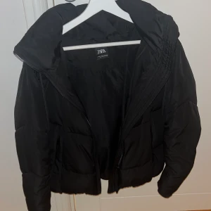 Jacka  - Säljer nu min jätte sköna vinter jacka från zara! Köptes förra vintern men är endast använd ett fåtal ggr ❤️