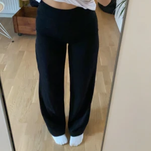 Kostymbyxor  - Säljer dessa jättefina ”kostymbyxor” i mer silkes tyg. Använda två gånger då jag köpte dom för två dagar sen. Från bikbok i storlek 34💕