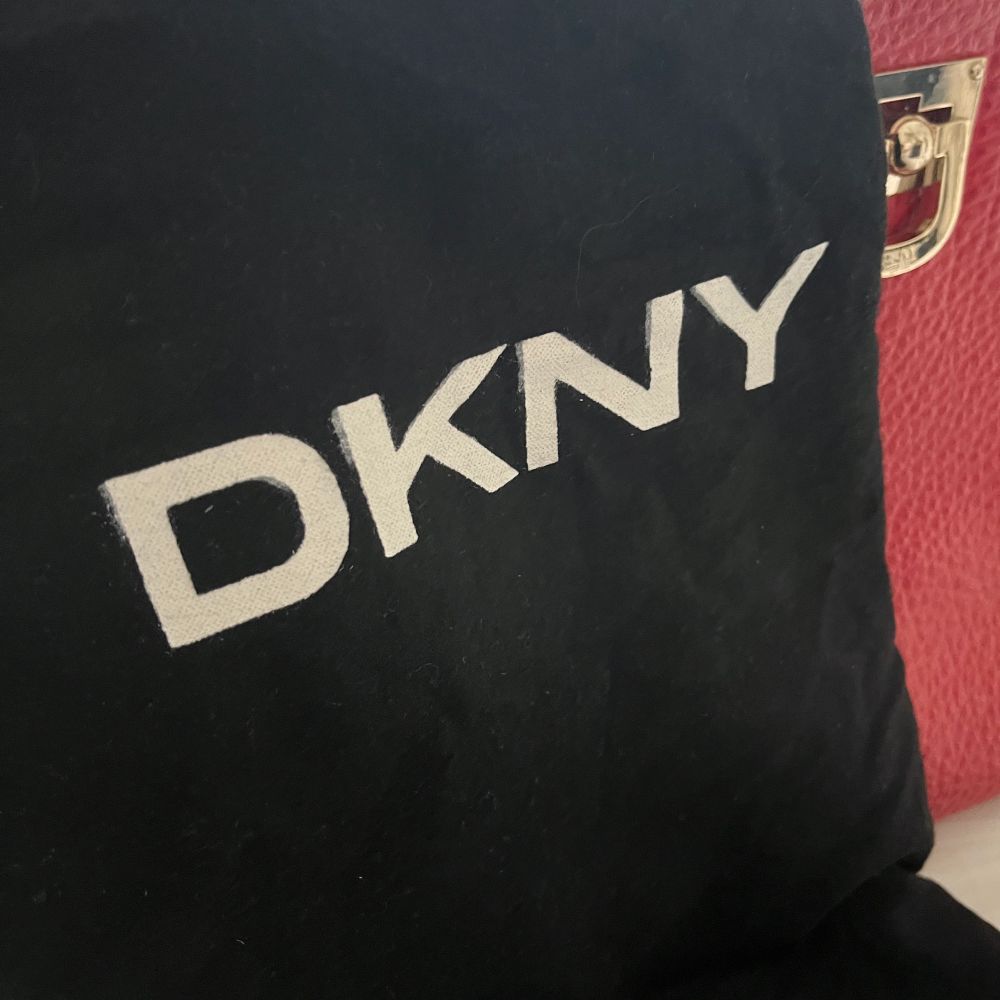 Snygg Vintage DKNY väska som är parfekt att ha runt axeln, gjord av kalvskinn, (Äkta men har inte lappen) höjd 30cm / bred 49cm . Väskor.