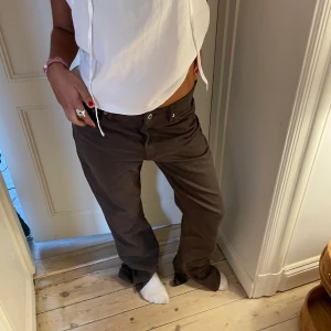 Bruna jeans med slits🤠🤎 - Snyggt med ett par jeans med lite färg, passar bra till hösten🍁🍂