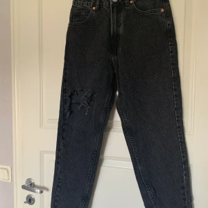 Zara Jeans  - Zara jeans där hålet och slitsen är gjort själv. Använda en gång. Bra skicka. Köparen står för frakten som är 59kr