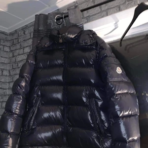 Moncler Maya storlek 5 - Hej! Säljer nu min äkta moncler maya som är i storlek 5, ungefär storlek L. Säljer då jag köpt en annan vinterjacka, skriv dm om du har några frågor, kan frakta.