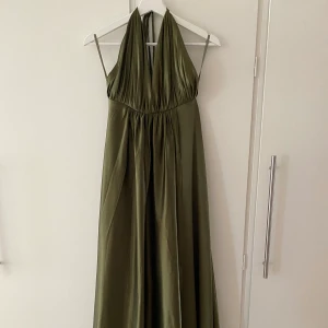 Helt oanvänd balklänning  - Jättefin balklänning från ivory field. Modellen heter Satin Moa dress och den är i färgen Dark olive. Klänningen är aldrig använd då jag valde att ha en annan istället. Nypris 2400kr 