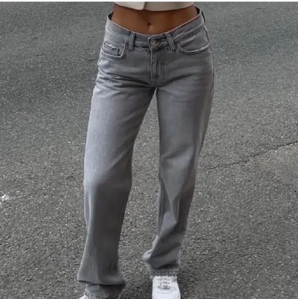 Gråa low waist jeans från Gina Tricot💓. Jeans & Byxor.