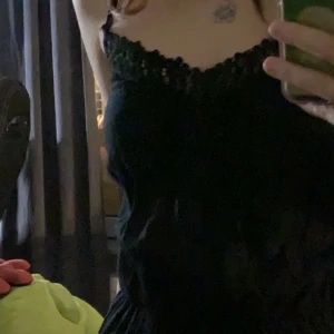 Gullig svart jumper - Skit söt jumper som gör lite ont i själen att sälja men jag andvänder aldrig den så tänker att den får komma till nytta i alla fall 🤕 tipsa ett pris! 💗