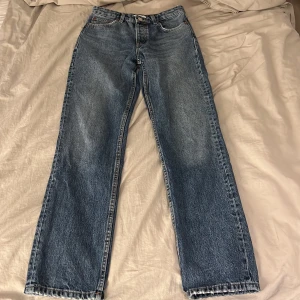 Zara jeans - Säljer mina ”straight mid rise jeans” då dom är för små för mig, tror dessa är slutsålda och säljer för 300kr💗
