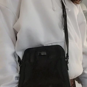  väska  -  Den är väldigt fin och man får plats mycket i den