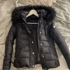 Rock & blue jacka  - Svart Rock & Blue jacka.  Använd men i väldigt fint skick.  Hel & ren.  Stl 36  Pris kan diskuteras vid snabb affär.  Skickas enbart 