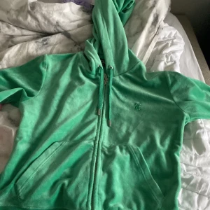 Juicy  - Hej nu säljer jag min juicy kofta då den inte kmr till användning har använt den 1 gång 