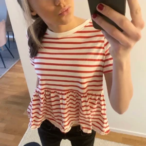Zara topp - Säljer jättefin randig Zara topp i storleken M!! Kontakta vid intresse