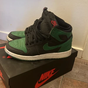 Air Jordan 1 Retro High OG GS Pine Green  - Säljer nu dessa snyggingar då jag inte använder längre💔vann dessa på ett draft och har kvar kvitto samt orginal låda till dem! Dem är i bra skicka men använda, finns tecken på creasing, kan skicka mer bilder om önskas💕storlek 38.