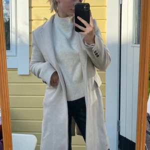 Kappa - Så fin kappa från Zaras lite finare collection ”manteco” i storlek S, nypris 1100kr. En lite fläck längst ner men det går säkert att tvätt bort! 