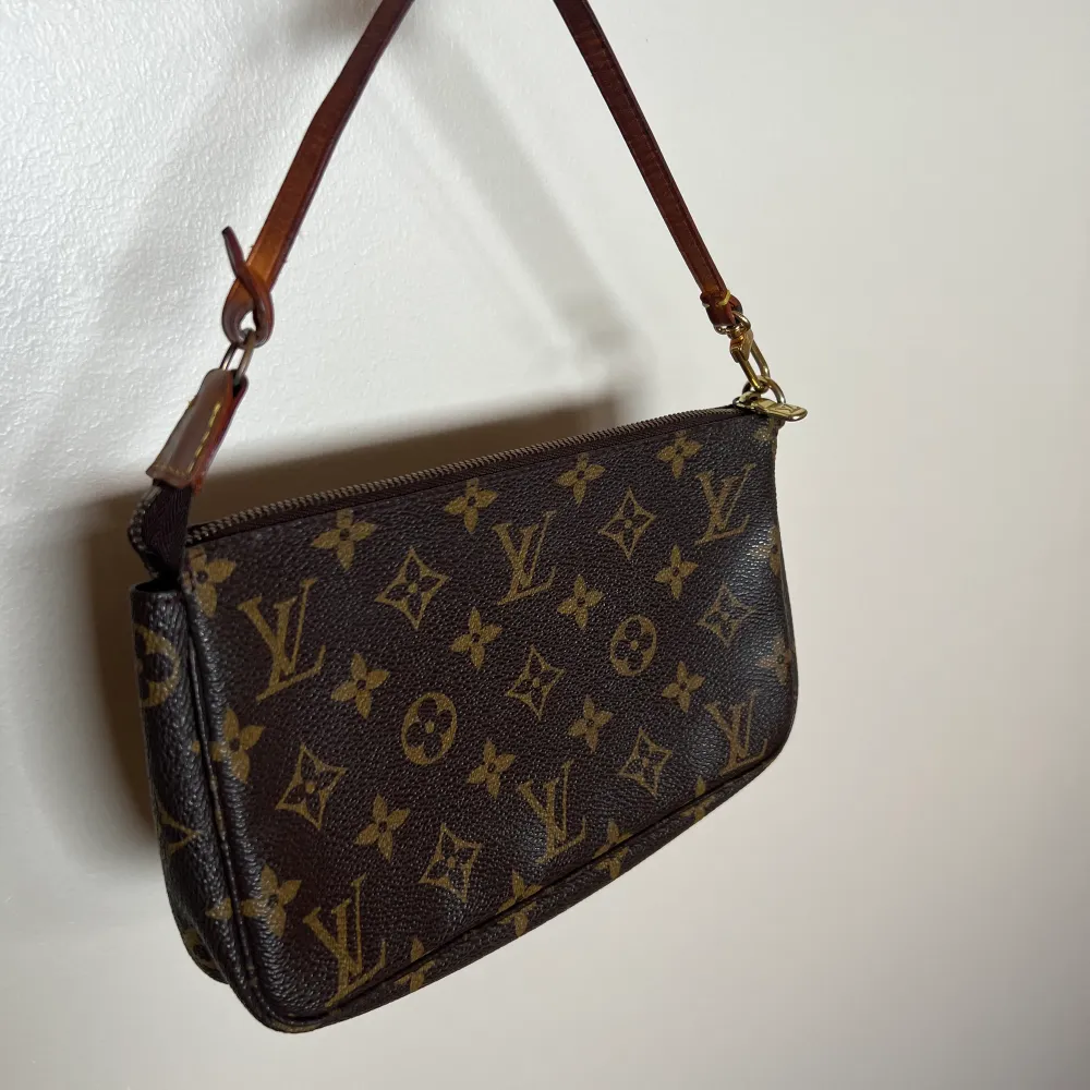 Louis Vuitton pochette accesories, köpt från hemsidan ”the vintage bar”. Väskan har inga defekter och är i toppskick, självklart är den äkta! Skriv privat för fler bilder, frågor och funderingar❤️‍🔥. Väskor.