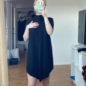 Klänning stl xs/s - Jag säljer denna söta svarta klänningen i stl xs/s, kommer inte ihåg vart den kommer ifrån men den är aldrig använd. Är 162cm för referens💗 Kunden står för frakt 