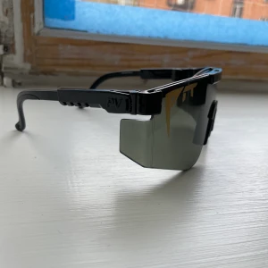 Pitviper  - Pit viper glasögon, helsvarta. Väldigt populära, sparsamt använda.   Inköpta på NK Sport vår 22. 