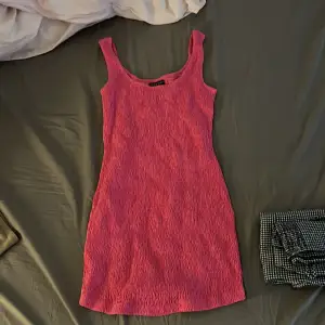 Ryschad rosa klänning med prislapp kvar, aldrig använd då jag inte gillade passformen på denna. INKL frakt