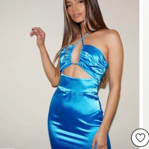 Blå klänning  - Säljer denna superfina blåa klänningen från Nelly. Klänningen har cut-out på framsidan och är öppen i ryggen. Helt ny och i jättefint skick, endast provad. Säljer pga inte min stil💙