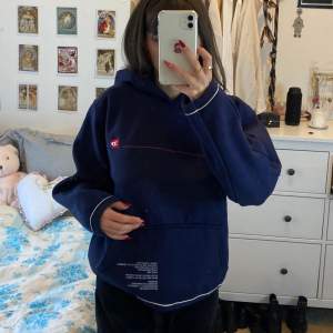 Marinblå hoodie från diesel, storlek XL barnstolek (jag har xs)🤎 Lite nopprig men annars fin :)
