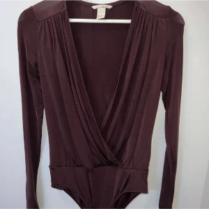 Bodysuit - Säljer denna fina vinröda bodyn för att den aldrig kom till användning🌹🍷