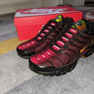 Ett par Nike Air TN skor, i färgen magma, Väldigt bra skick knappt använda, köpta på JD-sport, pris går att diskutera👍