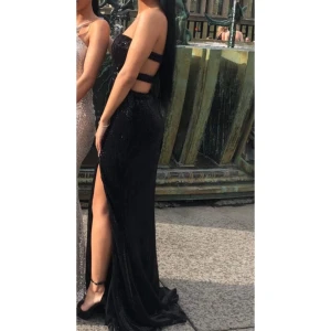 Balklänning  - Säljer min systers balklänning! Hon använde den en gång så den är som ny. Säljer på grund av den inte kommer komma till användning! Hon köpte den för 1200 men säljer för 1000kr pris kan diskuteras vid snabb köp. Ni står för frakten 