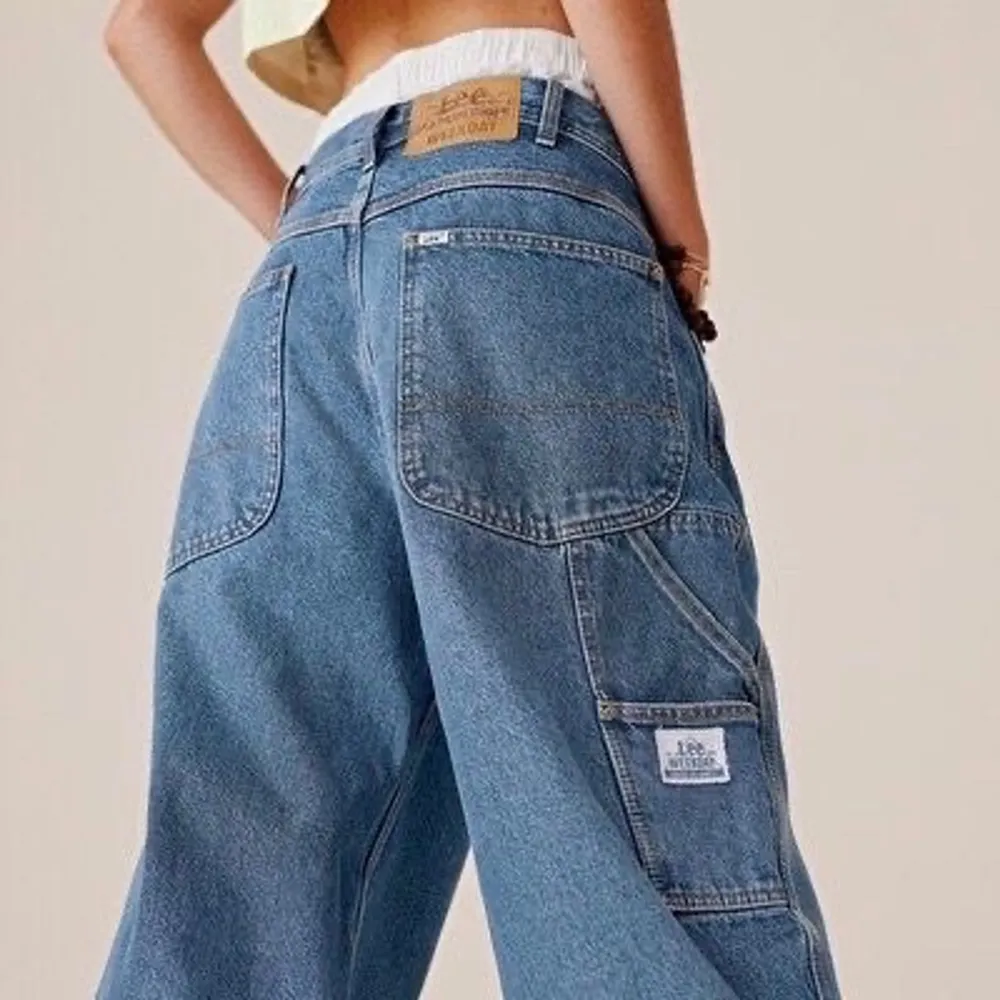 Säljer dessa sjukt coola lee x weekday jeans i en vintage-blå färg!!!! I bra skick och använda typ 5 gånger av mig(?) säljer bara för att det ej är min stil längre💔 skriv privat för fler bilder!. Jeans & Byxor.
