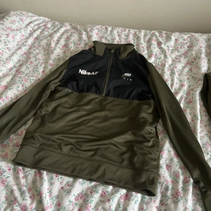 Tracksuit - blivit använd joggers st m kofta st s separat kostar 150 