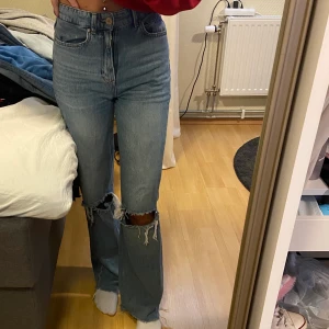 Blå jeans med hål  - Säljer dessa mörk blå jeans med hål på knäna från stradivarius! Sparsamt använda🥰