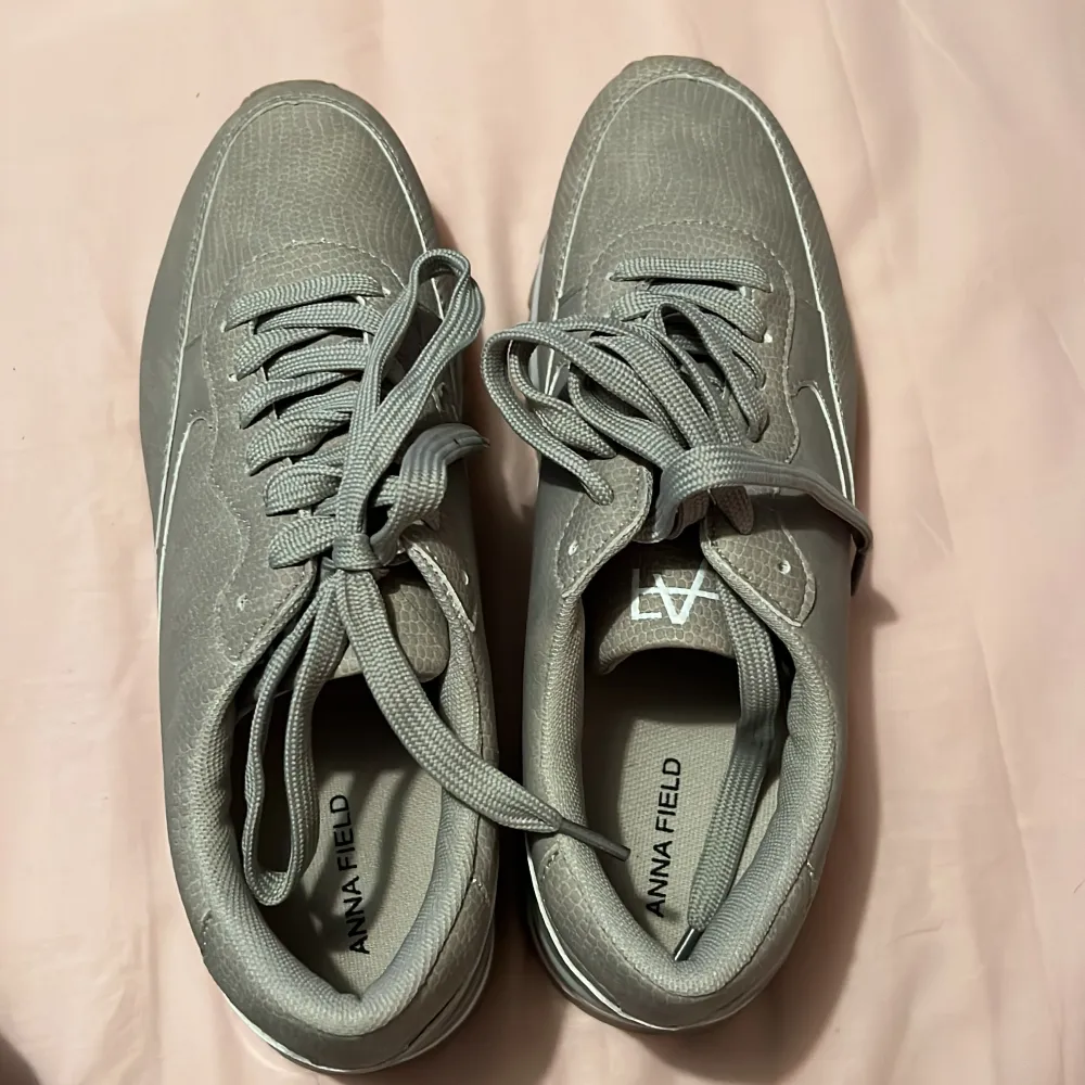 Säljer ett par Anna field skor som jag köpte men tyvärr passade dom inte.  Endast testade!  Skorna är grå/beige ish . Skor.