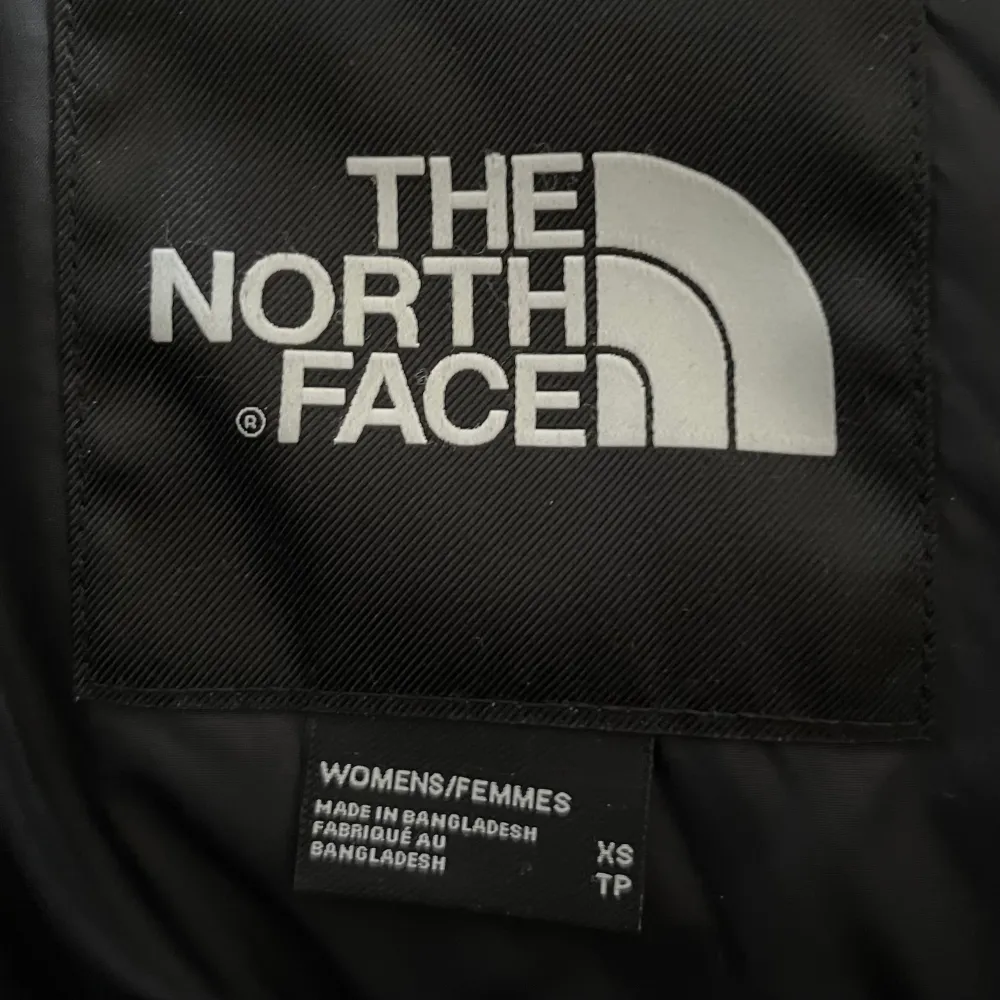 säljer min the north face jacka💘 den är i strl xs & är i modellen Women's 1996 Retro Nuptse Jacket. Den är köpt ungefär för ett året sen & är använd under vintern. Nypris: 3700kr mitt pris: 1700kr eller kom med bud💘🫶🏻 frakt tillkommer!. Jackor.