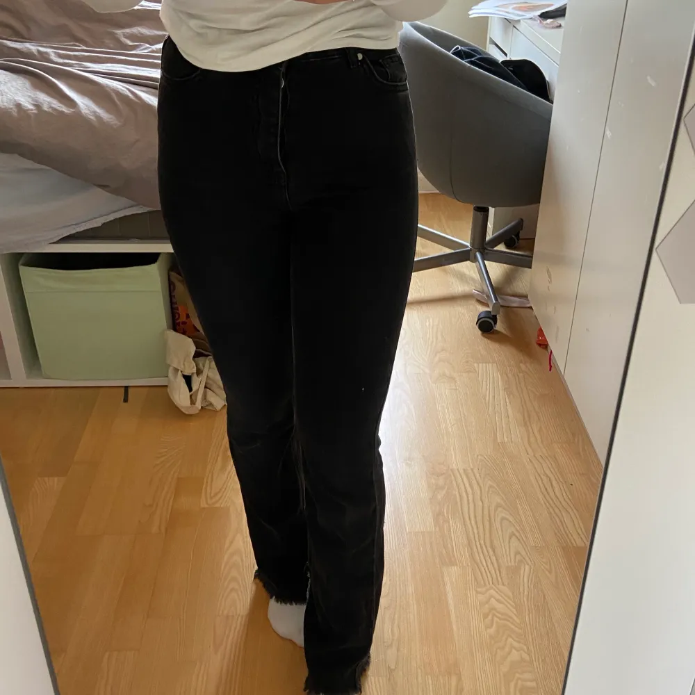 Jag säljer ett par svarta jeans som jag inte vill ha längre för det är inte riktigt mig stil. Har töjts ut lite och sliten nere vid byxorna har gått upp lite men annars finns det inget fel. Jeans & Byxor.