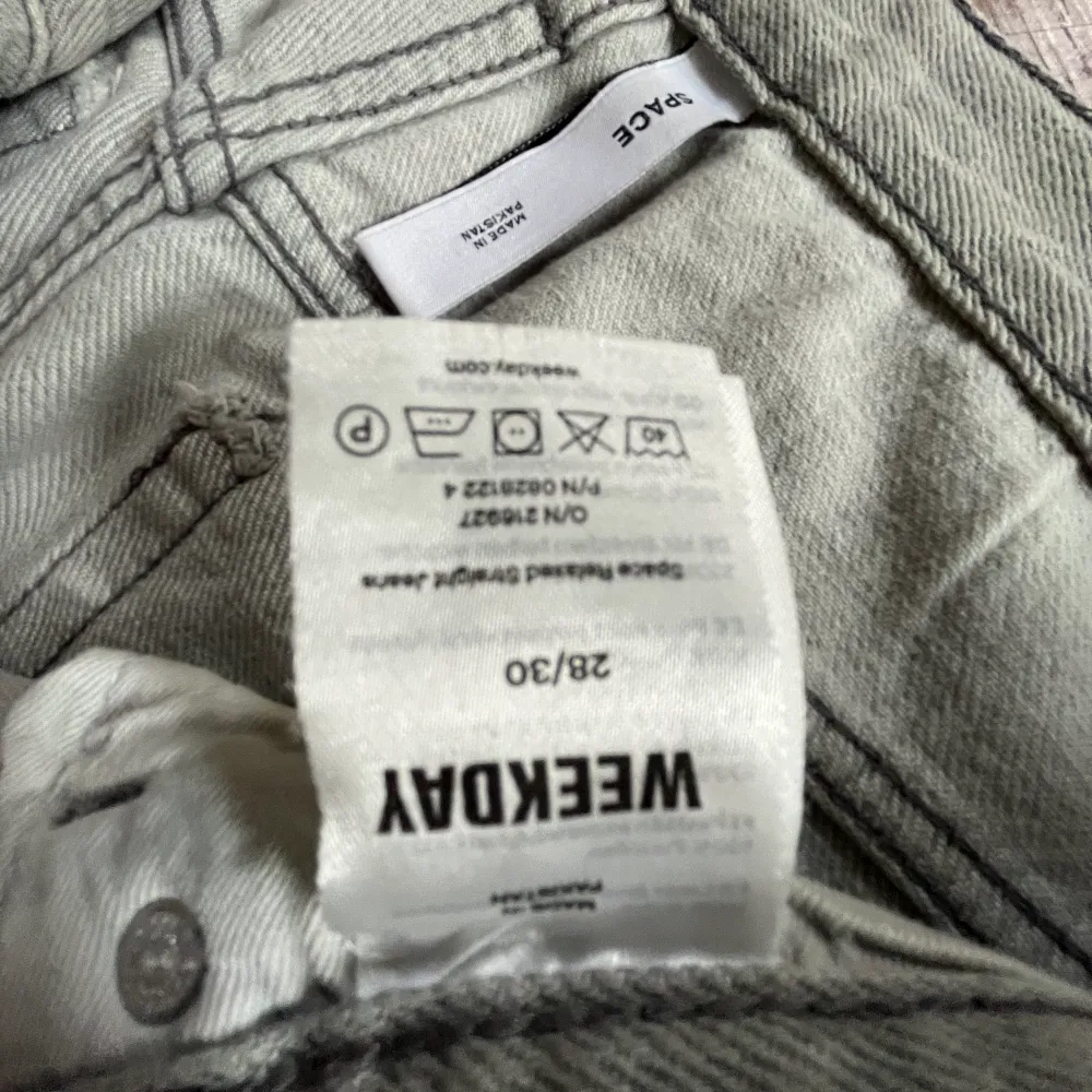 Ett par snygga gråa weekday straight space jeans! Använder de inte så mycket då de är fel storlek och passar inte så bra! Använt ca 10 gånger. Jeans & Byxor.