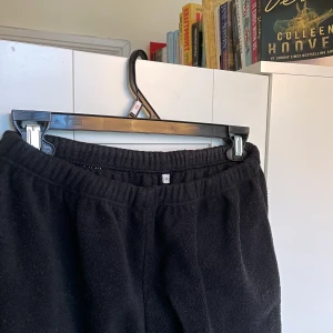 Mjukisbyxor i fleece🖤 - Ett par varma, jättesköna och mysiga brallor perfekta till hösten🖤 Dem är i fleecematerial och kommer hålla dig varm o go. De är i storlek M men sitter lite tajt för den storleken, resåren i midjan gör att den passar XS-S. 
