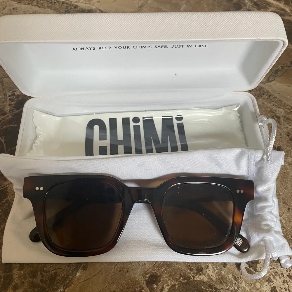 Säljer nu mina Chimi Eyewear solglasögon i modellen #004 och färgen Tortoise. Nypris 999kr. . Accessoarer.