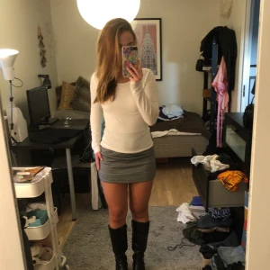 Miniskirt grå, lite rutig - Säljer en jätte cute miniskirt i storlek S❣️
