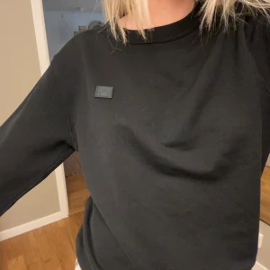 Acne Studios Sweatshirt - Säljer min acne Studios tröja i ett väldigt bra skick, använd fåtal gånger och säljer då den inte kommer till användning. Ny pris 2100kr😊