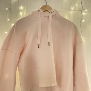 ljus rosa croppad tröja  - Ljusrosa croppad Hoodie i strl s💓 få tecken på användning