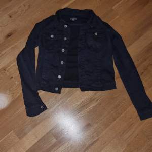 En mörkblå jeans jacka i ny skick använt ca 1 gång(du står för frakten)