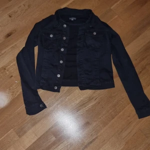 Mörkblå jeans jacka - En mörkblå jeans jacka i ny skick använt ca 1 gång(du står för frakten)