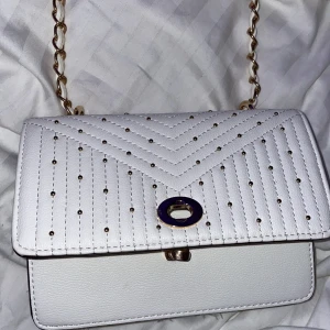 Handväska  - En jättefin och knappt använd handväska. Om du är intresserad och vill ha fler bilder är det bara att skriva.   Frakt får man stå för själv. Som brukar ligga på ungefär 30kr🥰