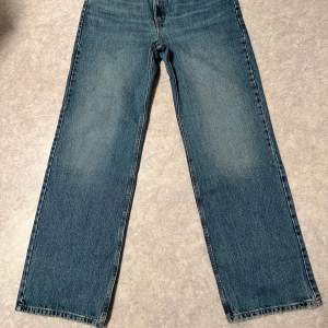 Oanvända jeans från Pull&bear, är bra i längden för mig som är 174cm lång, mid-rise Utgångna ut sortimenten hos pull&bear