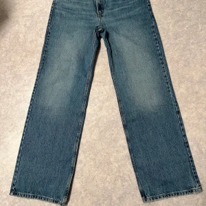 Jeans strl 40 - Oanvända jeans från Pull&bear, är bra i längden för mig som är 174cm lång, mid-rise Utgångna ut sortimenten hos pull&bear