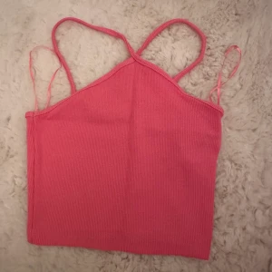 Zara topp - Söt rosa topp från zara, stretchig och skön i materialet. Snygg detalj vid halsen. I storlek S, använd fåtalet gånger💓