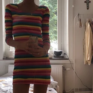 Klännings - Super gullig regnbågs klänning