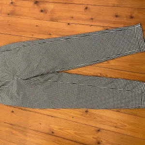 strl xs/32 - typ kostymbyxor i storlek xs/32. säljes då de aldrig kommer till användning. mycket bra skick. köparen står för frakten