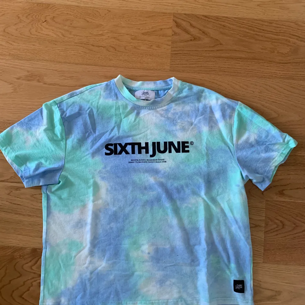 Sixth June T-shirt, strl S. Några små fläckar annars fint skick! 80kr. T-shirts.