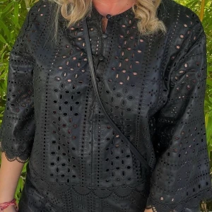 SÖKER!! - Jag letar efter denna läderblus från zara! skriv om ni har den och kan tänka er o sälja den till mig..