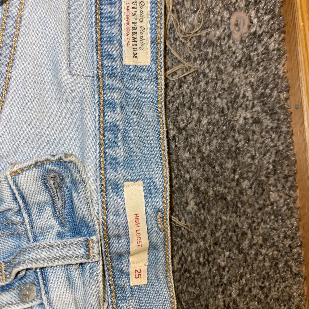 Säljer mina fina äkta Levis jeans för tycker dem inte passar min stil längre, köpta för 1200kr men säljer för 350kr💓 Storleken är 25 och sitter som 36 på mig! . Jeans & Byxor.